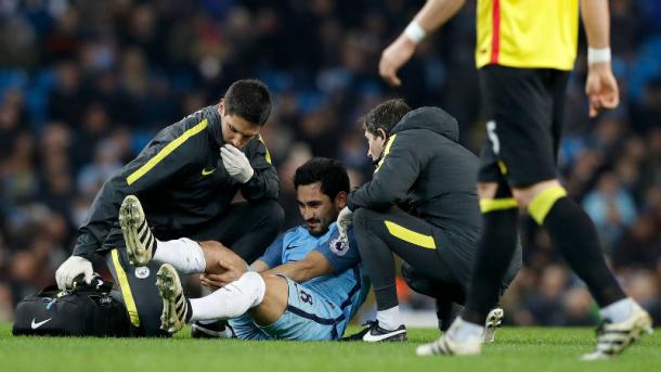 Ilkay Gündogan es atendido por los servicios médicos del City | Foto: Manchester City