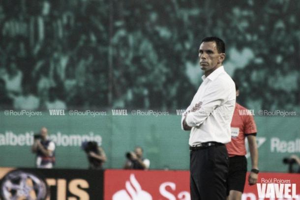Gustavo Poyet en la banda del Benito Villamarín | Foto: Raúl Pajares - VAVEL