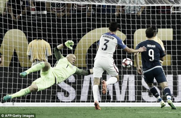 Brad Guzan in action for the USA during their 4-0 defeat to Argentina | Photo: AFP/Getty Images