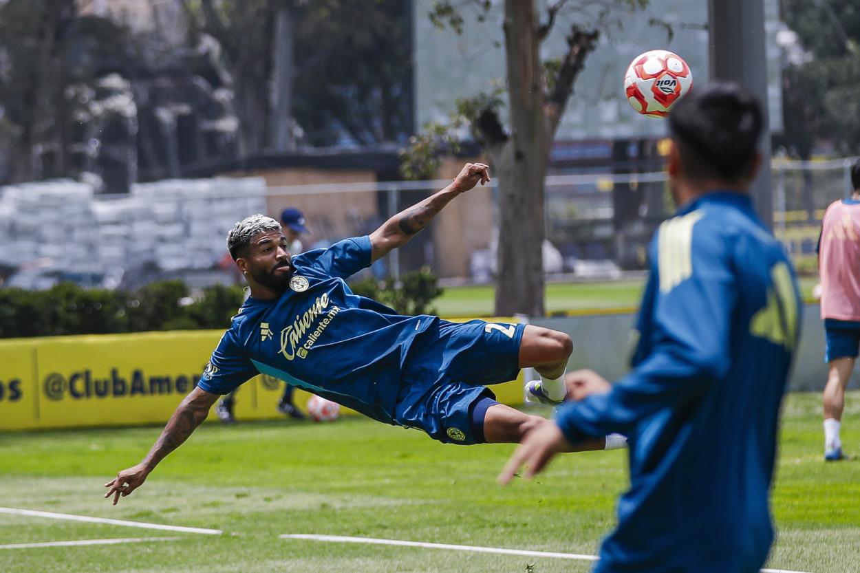 Rodrigo Aguirre en los entrenamientos (Foto: América)