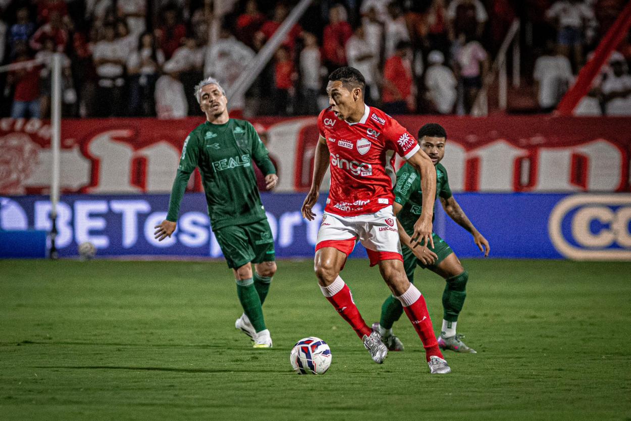 Coritiba vence o Vila Nova fora de casa e assume liderança da Série B ...