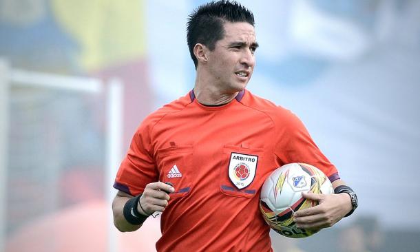 Harold Perilla es el árbitro de este partido | Foto: Futbolete.com