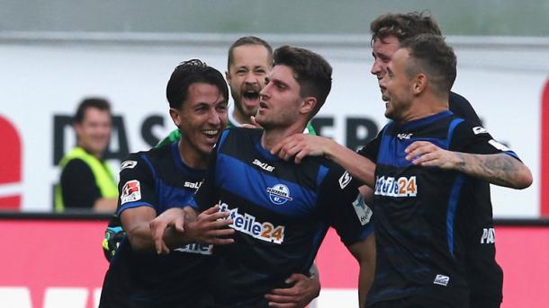 Stoppelkamp and his team-mates join in the celebrations after his 80m stunner against Hannover. | Image source: Sky Sports