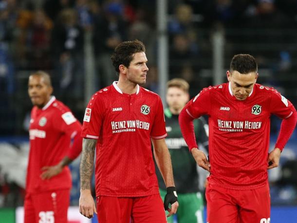Hannover players hang their heads in disappointment after the game. (Image credit: kicker)
