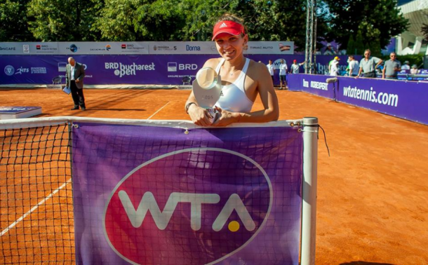Simona Halep poses with the winner's trophy after defeating Anastasija Sevastova in the final of the 2016 BRD Bucharest Open. | Photo: Bucharest Open