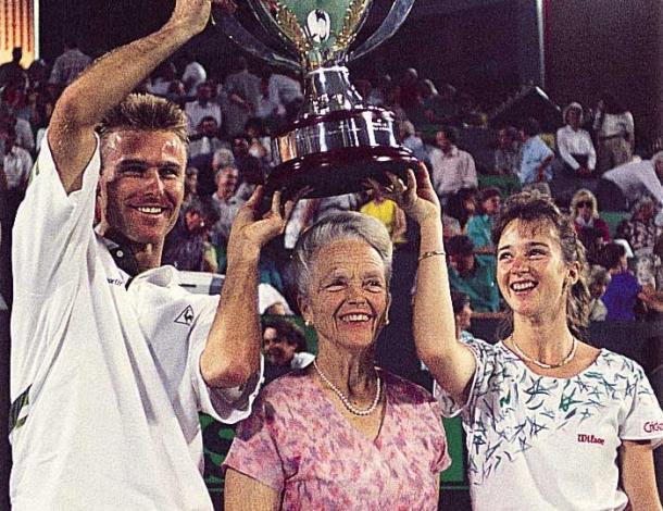 Maleeva (right) and teammate Jakob Hlasek (left) with Lucy Hopman after scoring the maiden Hopman Cup title for Switzerland in 1992. Photo: Hopman Cup