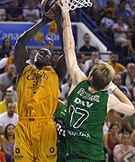 Savané intenta una canasta en el enfrentamiento entre Gran Canaria y Joventut de 2009 | ACB