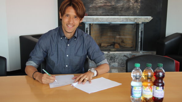 Hosogai firmando su contrato. | Fuente: vfb.de