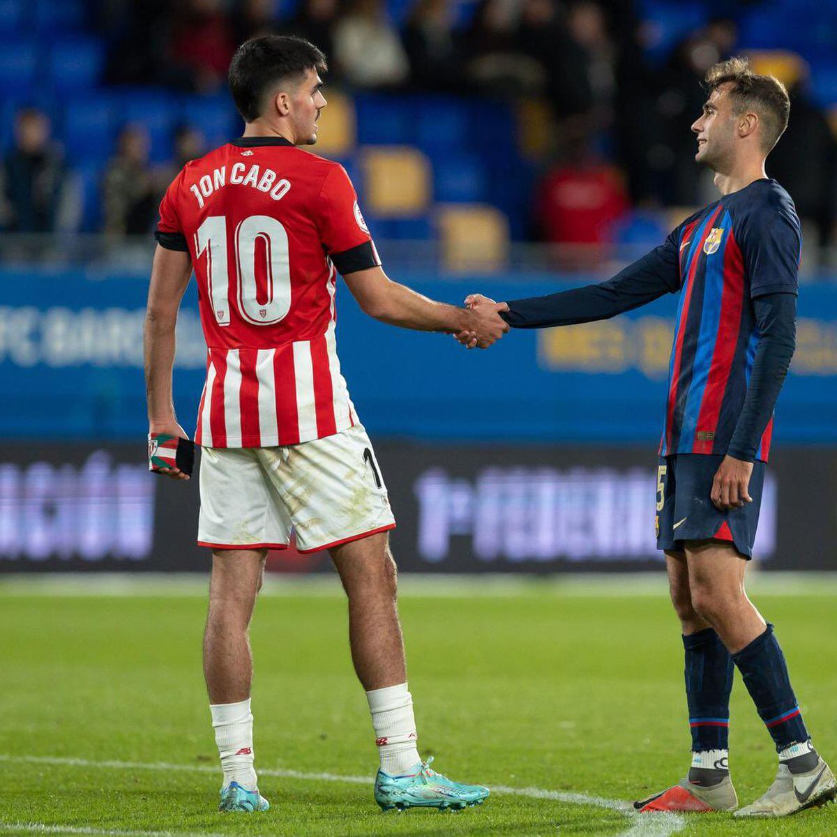 Jon Cabo en el Bilbao Athletic saludando a su amigo Álvaro Nuñez / Fuente: Diario AS