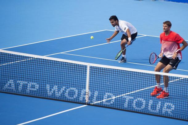 Treat Huey (left) digs out a volley as Max Mirnyi looks on (Photo: Abierto Mexicano Telcel)