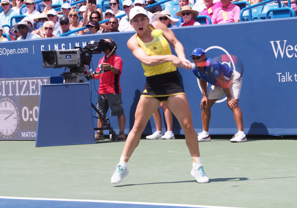 Simona Halep rips a backhand during her finals defeat. Photo: Noel Alberto