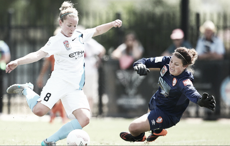 Kopmeyer challenges former Reign teammate Kim Little in a W-League match (Photo: Getty/Scott Barbour)