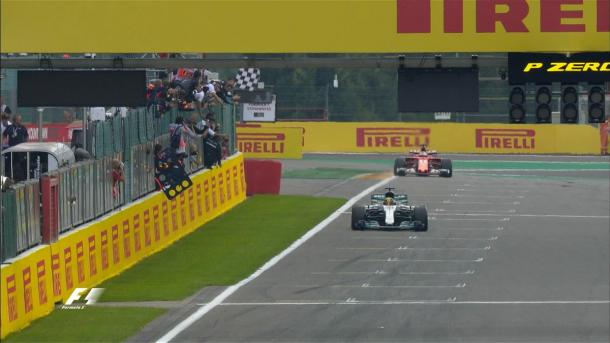 O momento em que Hamilton cruza a linha de chegada para vencer em Spa (Foto: Divulgação/F1)