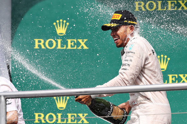 Depois do acidente com Rosberg na Espanha, Hamilton é só sorrisos (Foto: Mark Thompson/Getty Images)