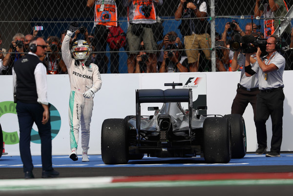 Hamilton vibrou bastante com seu primeiro triunfo no México (Foto: Clive Mason/Getty Images)