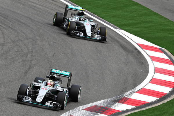 Hamilton liderou Rosberg na primeira metade do ano, e agora o alemão tenta virar o jogo (Foto: Mark Thompson/Getty Images)