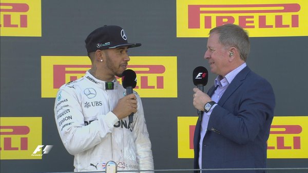 Hamilton na entrevista do pódio com Martin Brundle (Foto: Divulgação/F1)