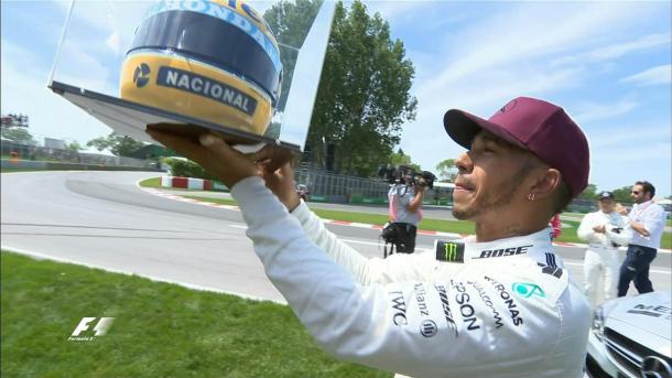 Emocionadíssimo, Hamilton mostrou o capacete ao público e não largou o presente das mãos (Foto: Divulgação/F1)