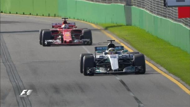 Hamilton e Vettel dispararam na frente (Foto: Divulgação/F1)