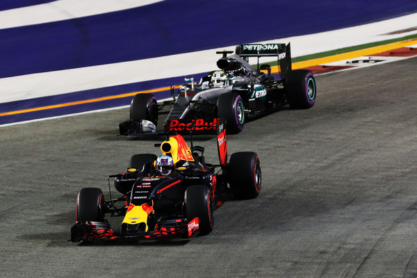 Lewis Hamilton y Daniel Ricciardo, en plena disputa por la segunda posición. Fuente: Zimbio