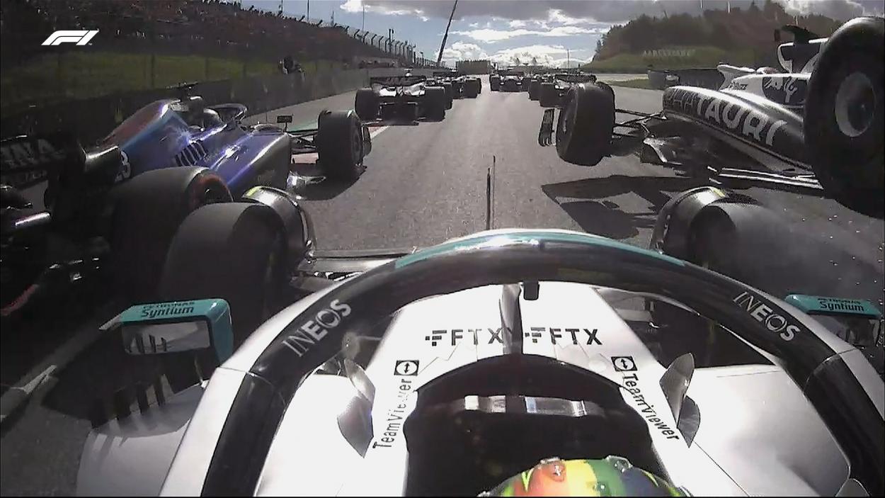 Hamilton tocando a Gasly en la curva 1. / Fuente: Twitter @F1