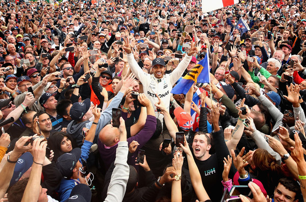 Lewis Hamilton celebra la victoria con sus paisanos. Fuente: Zimbio