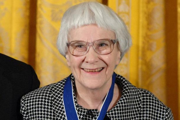 Nelle Harper Lee llevando al cuello la Medalla Presidencial de la Libertad | Foto: Imagen de archivo