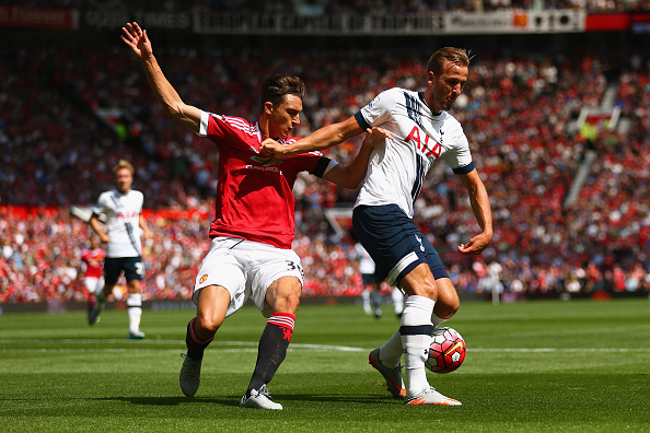 Harry Kane battles with Matteo Darmian against Manchester United in 2015 | Photo: Clive Brunskill/Getty Images Sport
