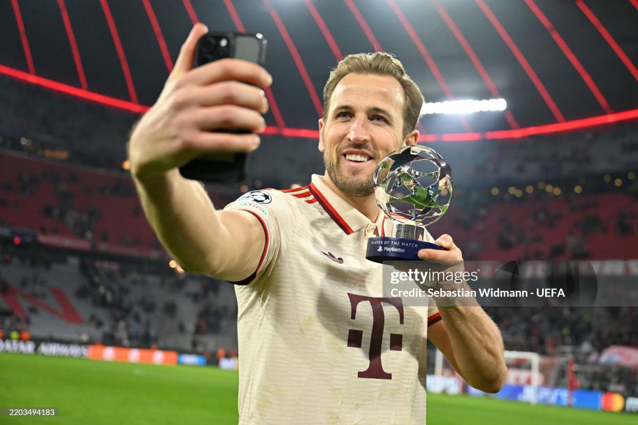 Harry Kane pose avec le prix du joueur du match après la victoire contre Bayer Leverkusen. Photo de Sebastian Widmann - UEFA / UEFA via Getty Images