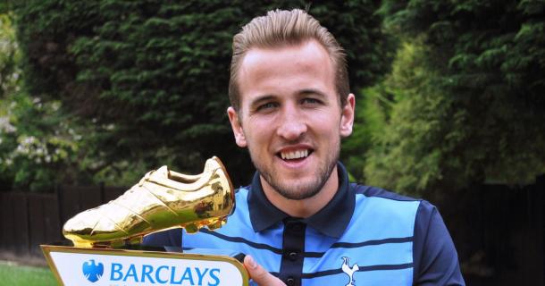 Harry Kane holds aloft his golden boot award | Photo: Getty