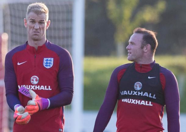 Hart y Rooney en pleno entrenamiento. | Foto: NewsGroupNewspapers.