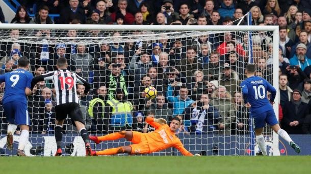 Hazard en el gol de penalti. Foto: Premier League.