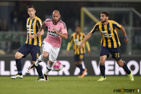 Zaza controla el balón ante la mirada de Marrone y Bianchetti | Foto: Juventus FC