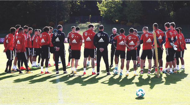 La plantilla del Bayern en círculo escuchando a Heynckes. Foto: FC Bayern München