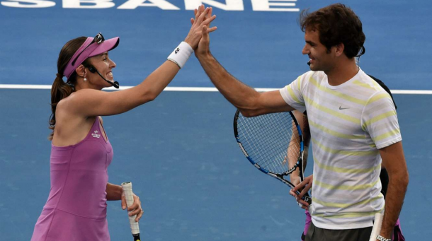 Martina Hingis and Roger Federer high-five during a kids' day event ahead of the 2015 Brisbane International. | Photo: AFP
