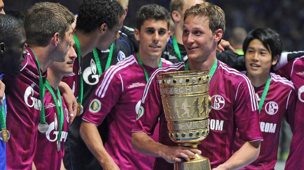 Benedikt Höwedes holding the DFB-Pokal in 2011 | Photo: DFB