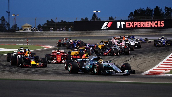 Salida del Gran Premio de Bahrein, Foto: @redbullracing