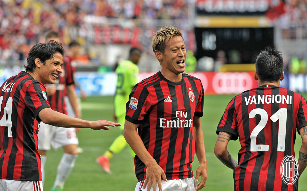 Honda festeja su gol con Mati y Vangioni | Foto: Milan