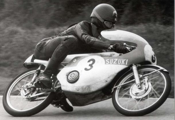 Hugh Anderson, corriendo con la escudería Suzuki.