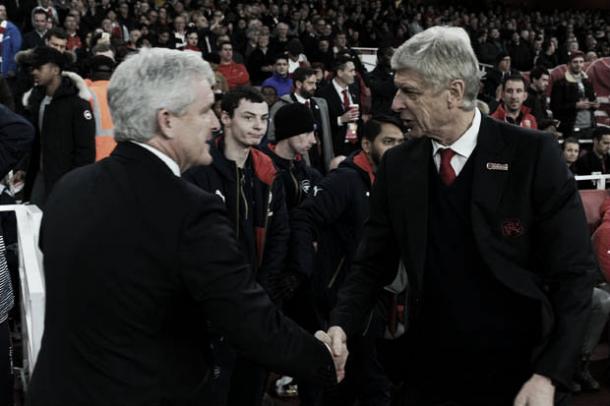 Mark Hughes y Arsène Wenger se saludan antes de un encuentro | Foto: Getty Images