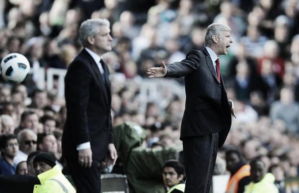 Mark Hughes y Arsène Wenger, dos entrenadores que se conocen muy bien