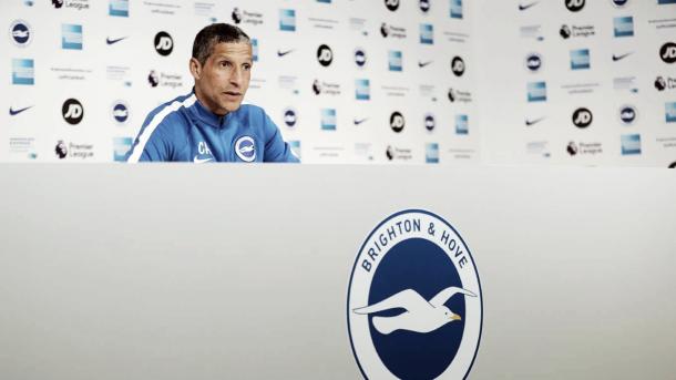 Hughton en rueda de prensa. Foto: Brighton.