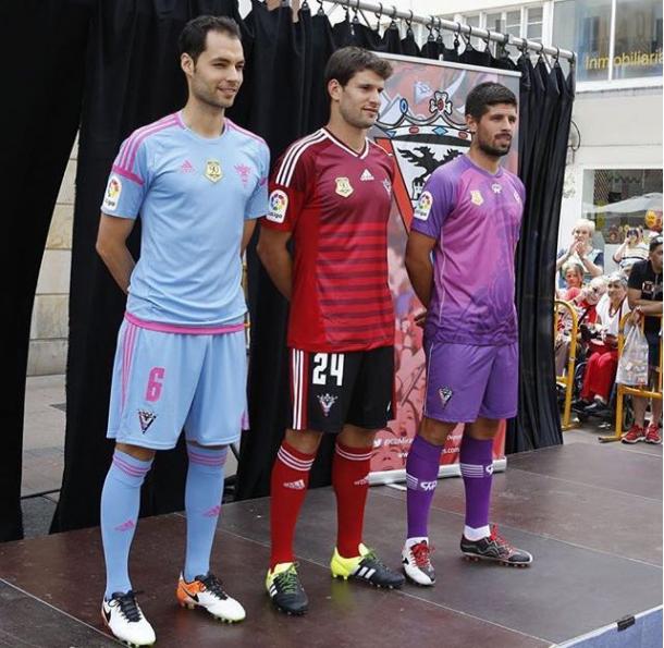 El Mirandés estrenará en Burgos su nueva camiseta roja para esta campaña. | Foto: CD Mirandés