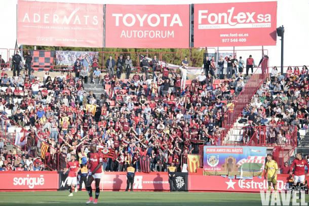 Mas de 350 seguidores rojinegros animaron a su equipo en Tarragona. (Foto: Jordi Echevarria)