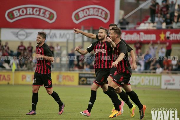 Benito (centro) celebra su gol con sus companeros. (Foto: Jordi Echevarria)
