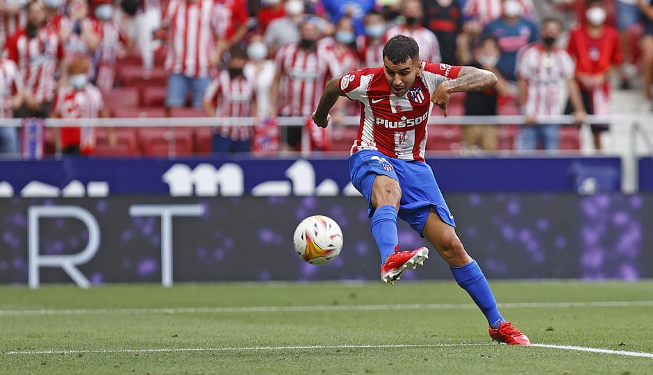 Ángel Correa chutando para conseguir el 1-0 ante Elche / Foto: Atlético de Madrid oficial 
