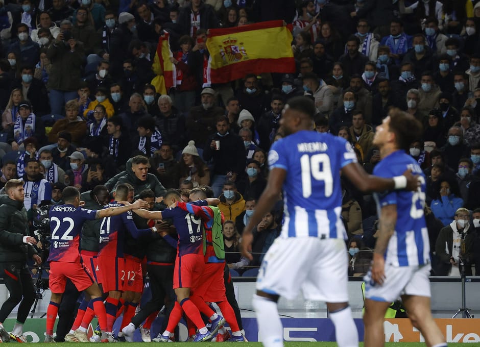 La plantilla celebra la victoria ante Oporto y el pase a octavos / Foto: Atlético de Madrid oficial 