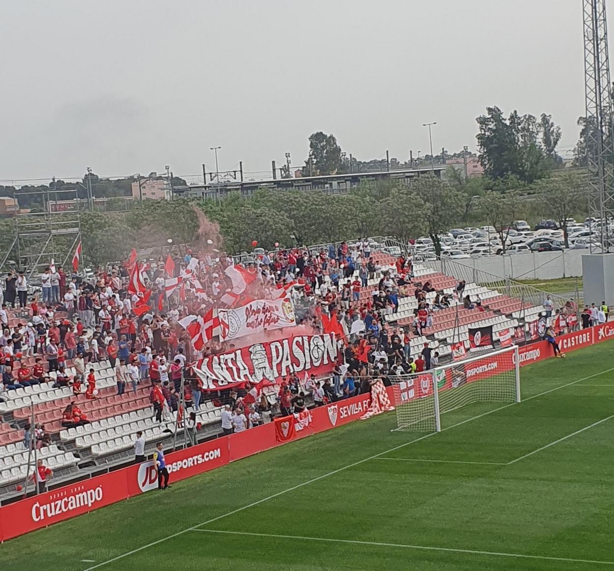 El gol norte del Estadio Jesús Navas, lleno de sevillistas | Foto: Aarón Luna González 