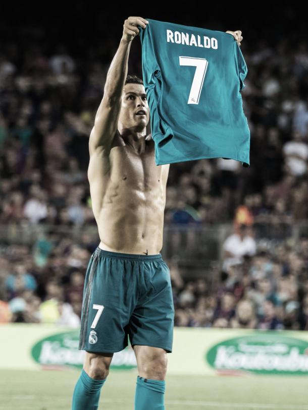 CR7 muestra su camiseta en el gol que puso al Real Madrid 2-1 | Foto: LaLiga