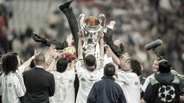 Vicente Del Bosque es alzado en brazos de sus dirigidos | Foto: UEFA